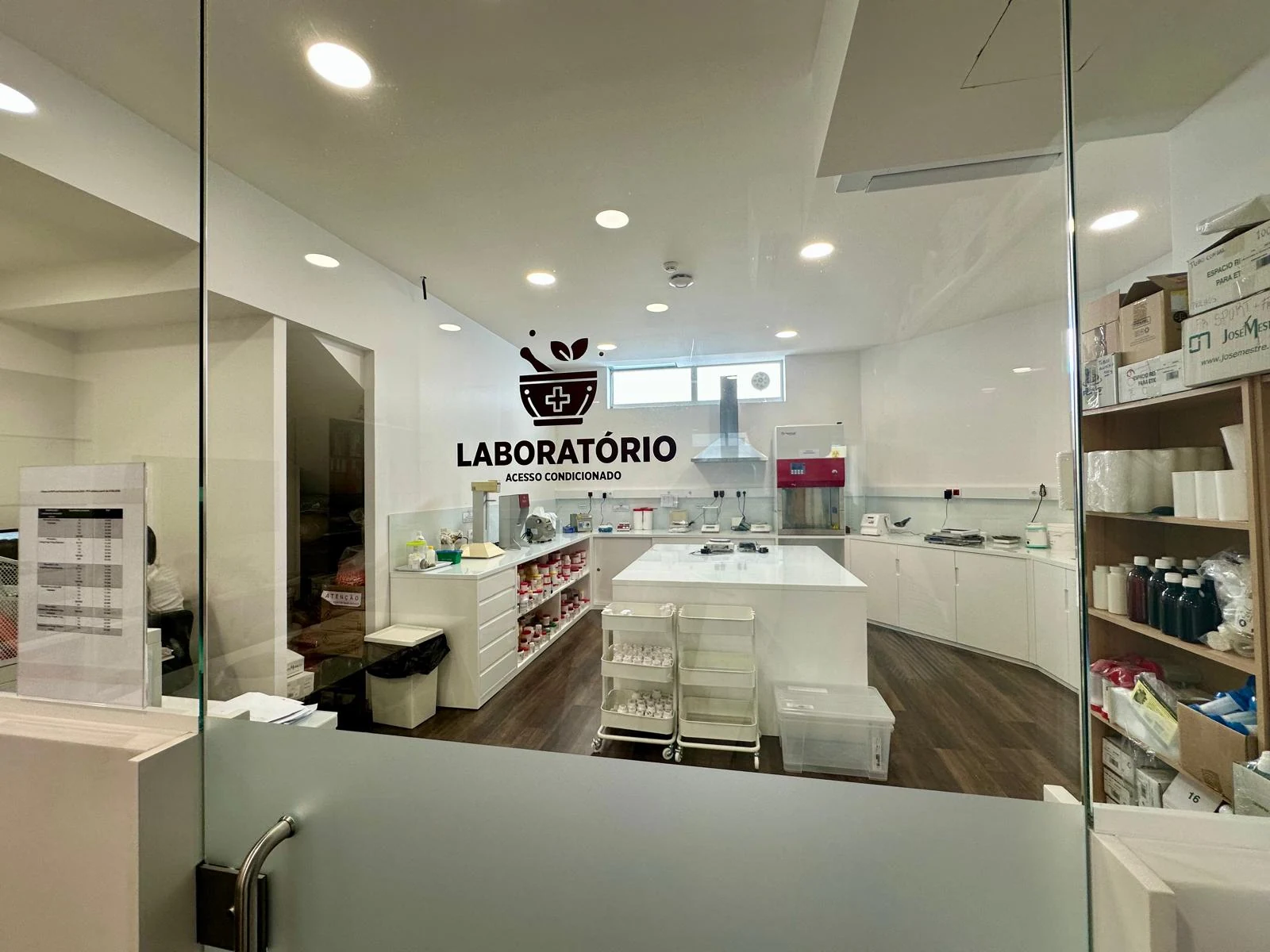 Entrada e vista do laboratório de manipulados da Farmácia Marques Ramalho