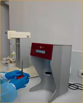 Utilização de equipamento de preparação no laboratório com luvas