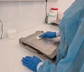 Preparação na bancada junto de uma placa de cápsulas